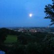 Volle maan boven het dal rondom Loretello